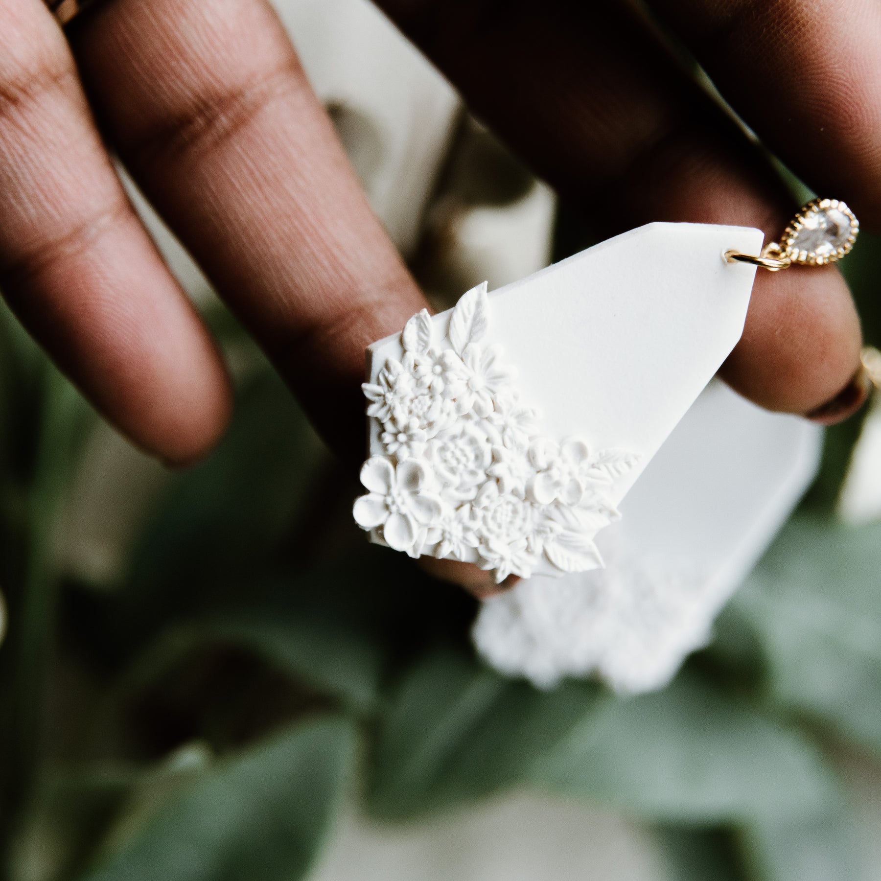 White Detail Floral Pendant Earring