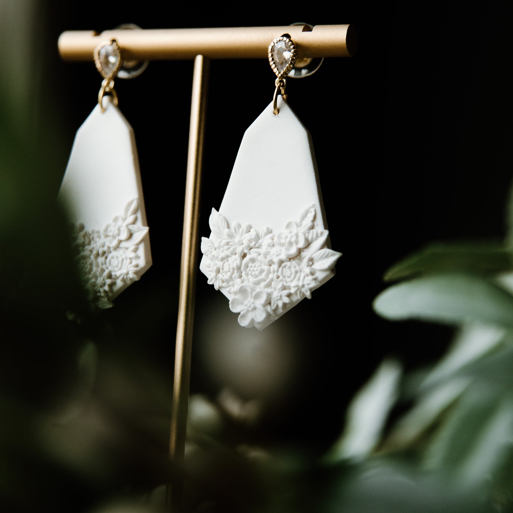 White Detail Floral Pendant Earring