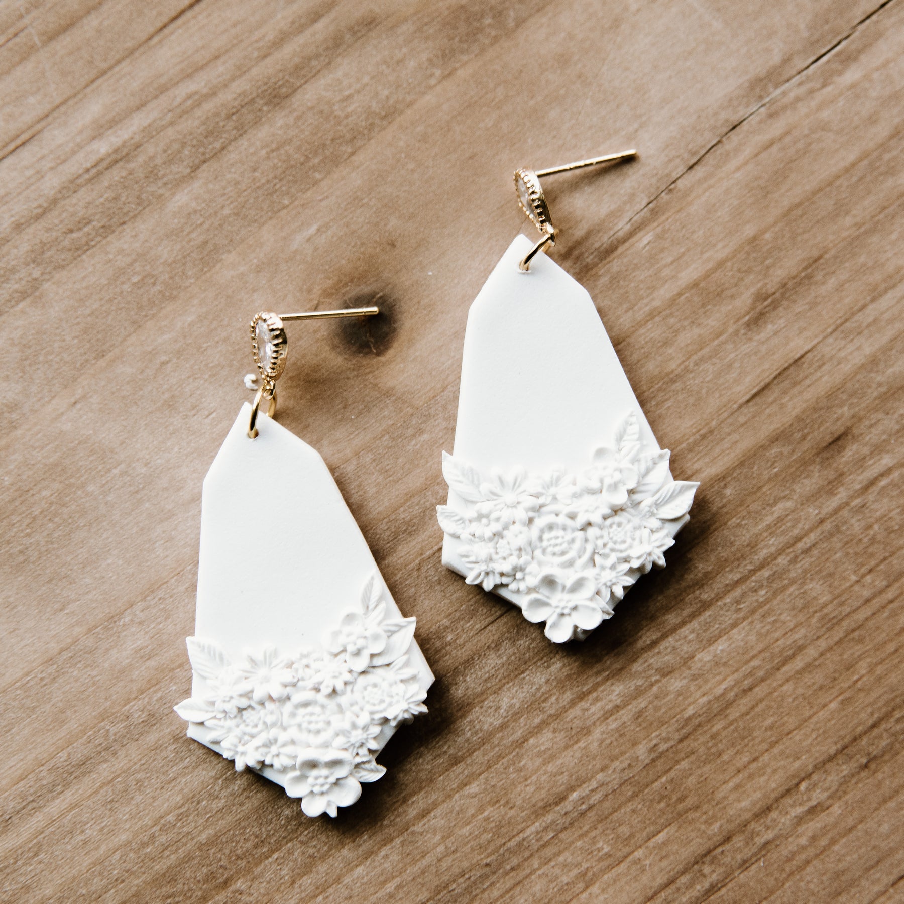 White Detail Floral Pendant Earring