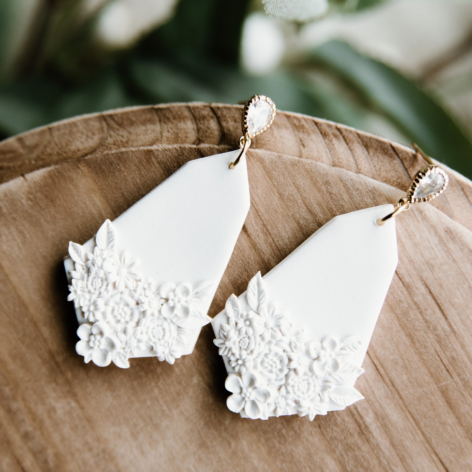 White Detail Floral Pendant Earring