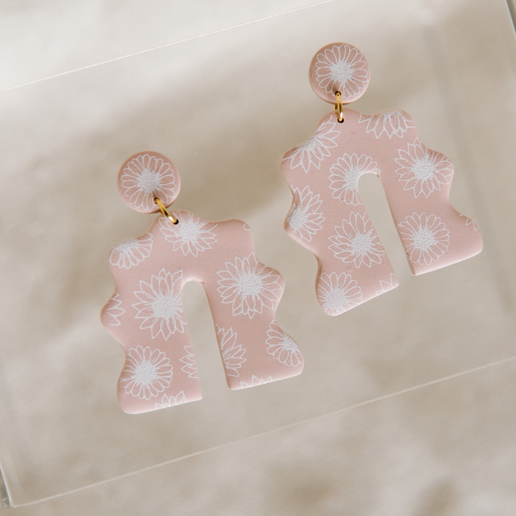 Squiggle Arched Pink Daisy Earrings