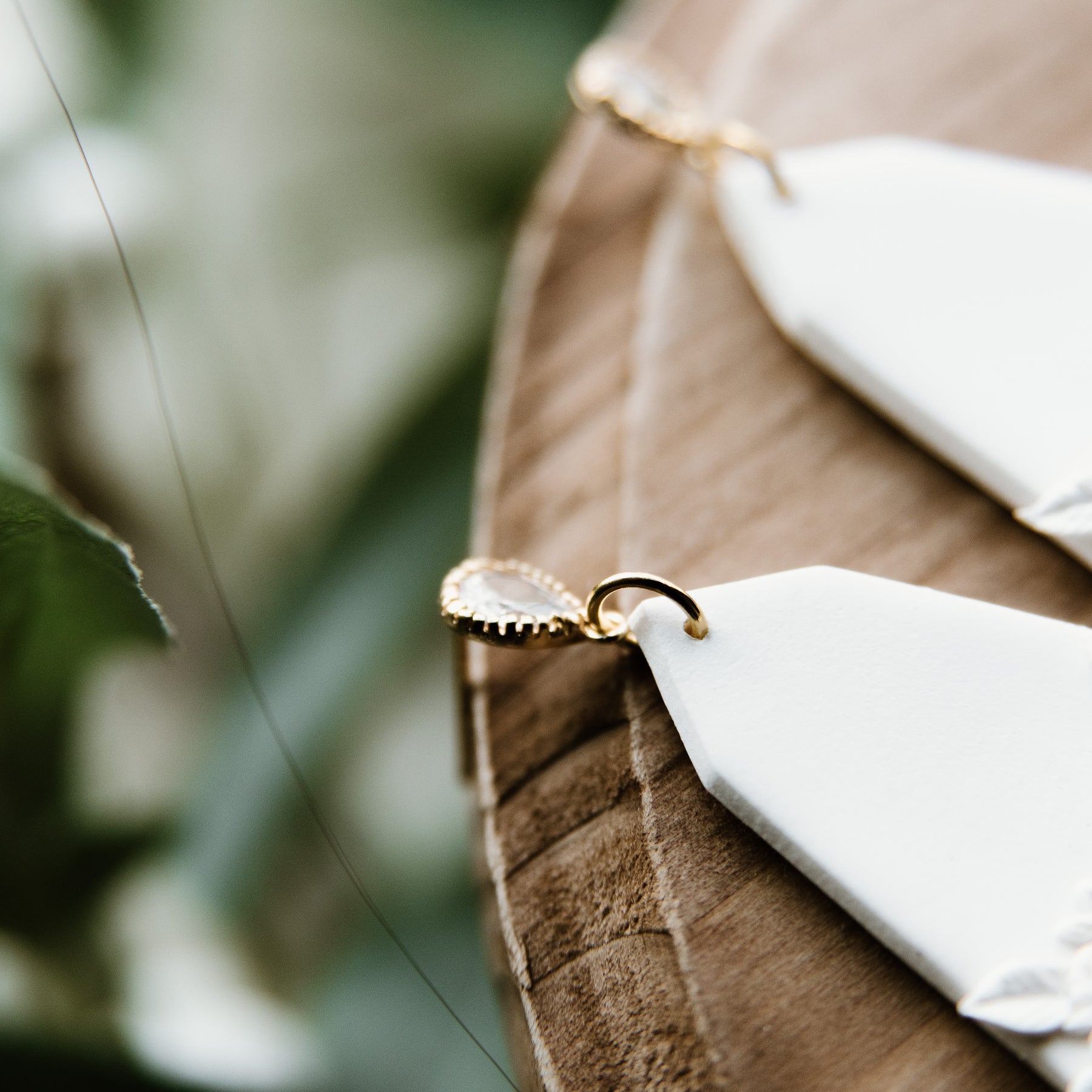 White Detail Floral Pendant Earring