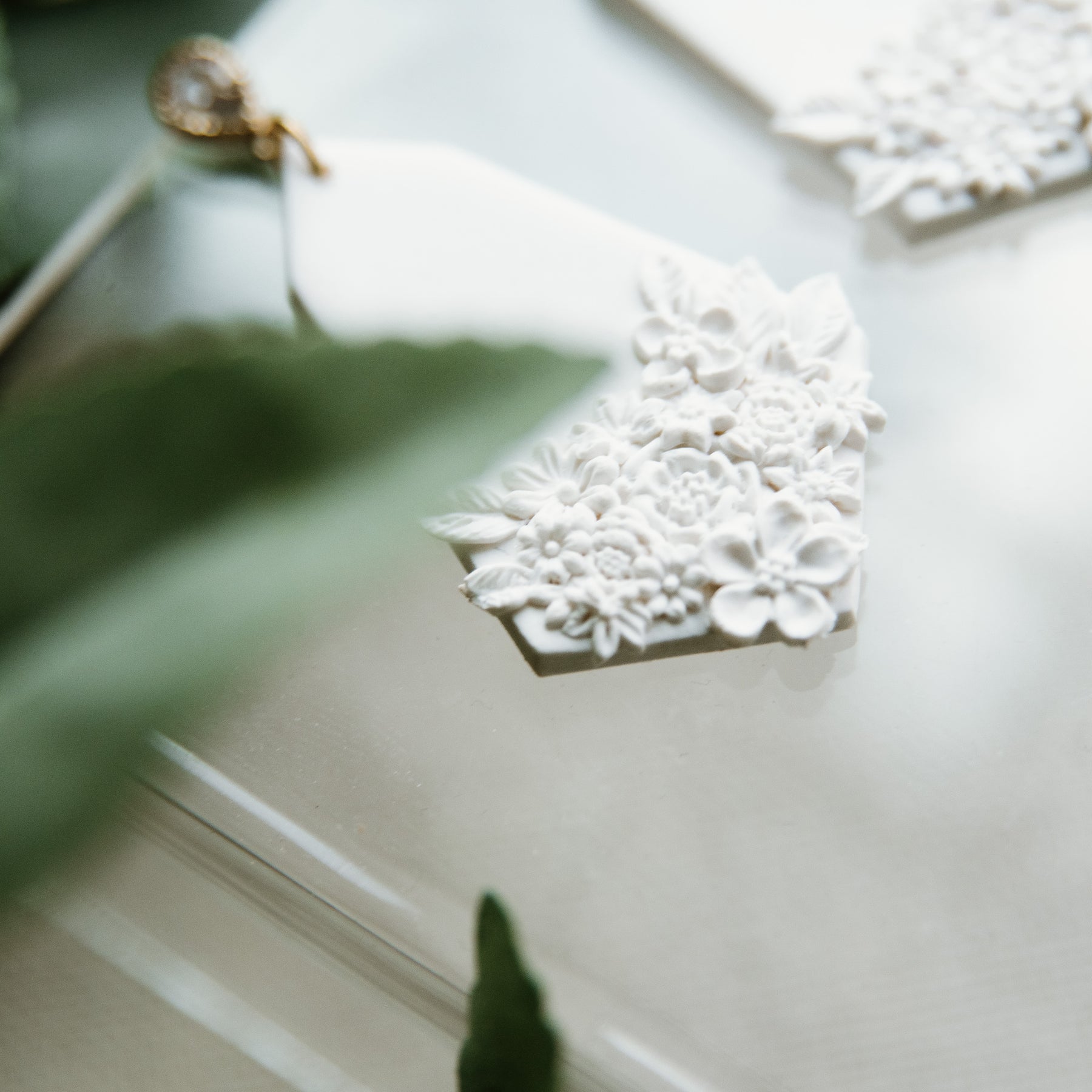 White Detail Floral Pendant Earring
