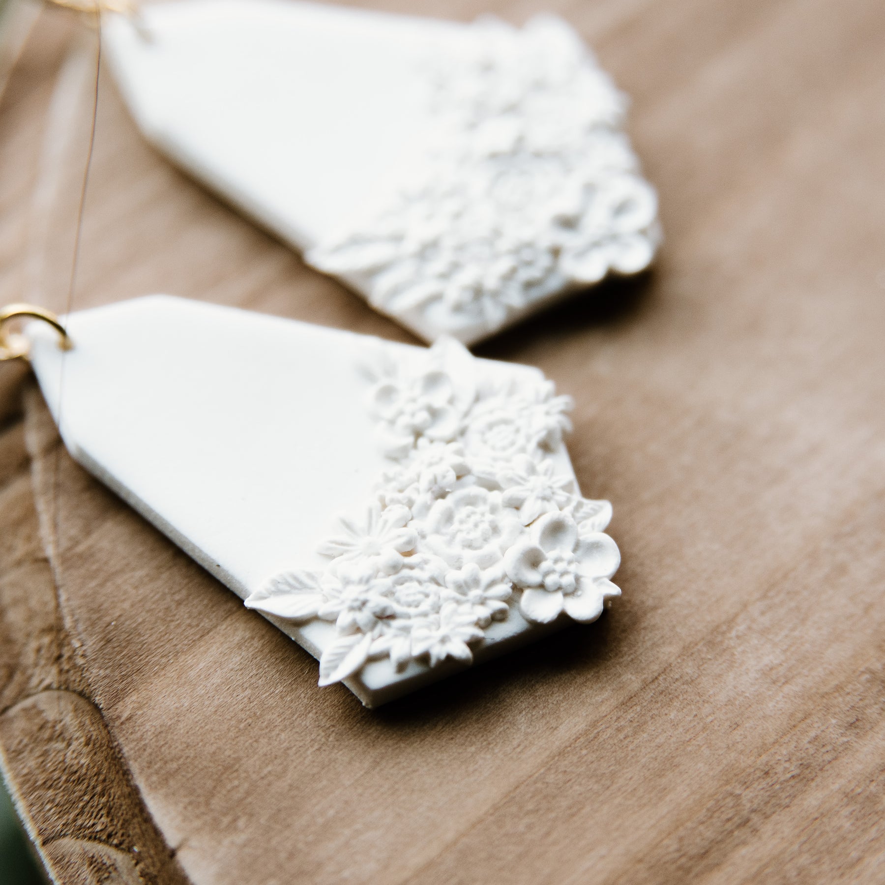 White Detail Floral Pendant Earring