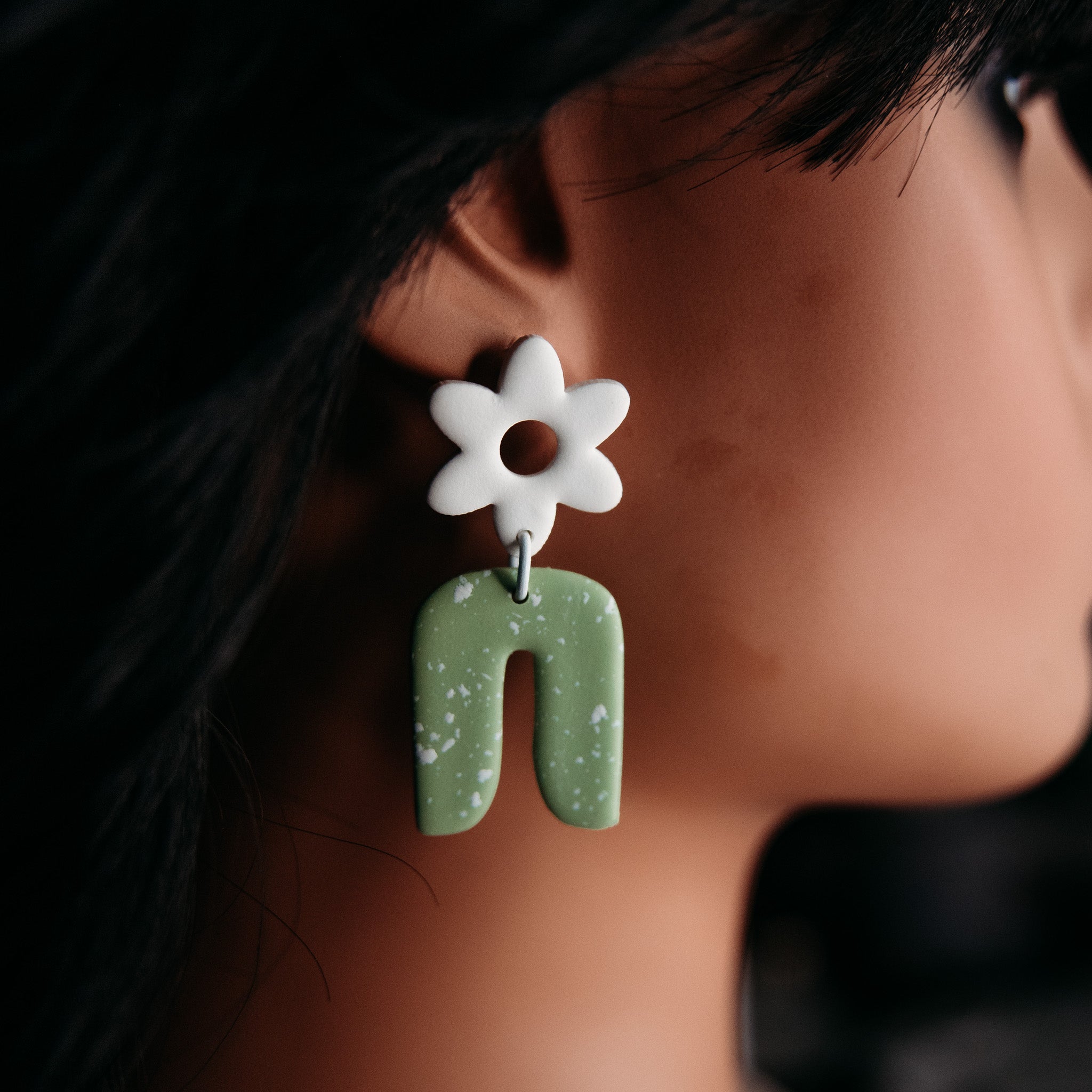 Green Speckled Daisy Dangle Earrings