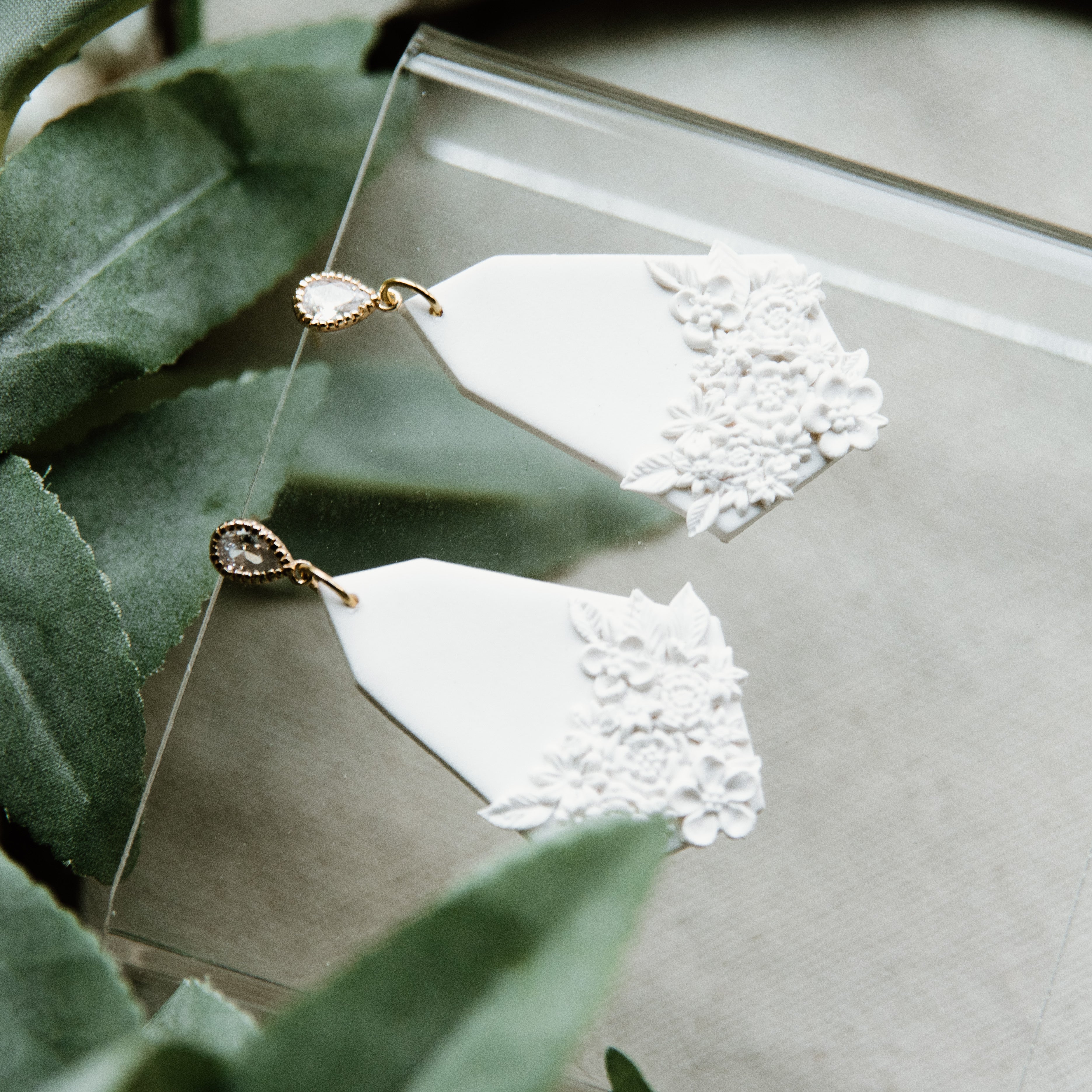 White Detail Floral Pendant Earring
