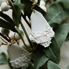 White Detail Floral Pendant Earring