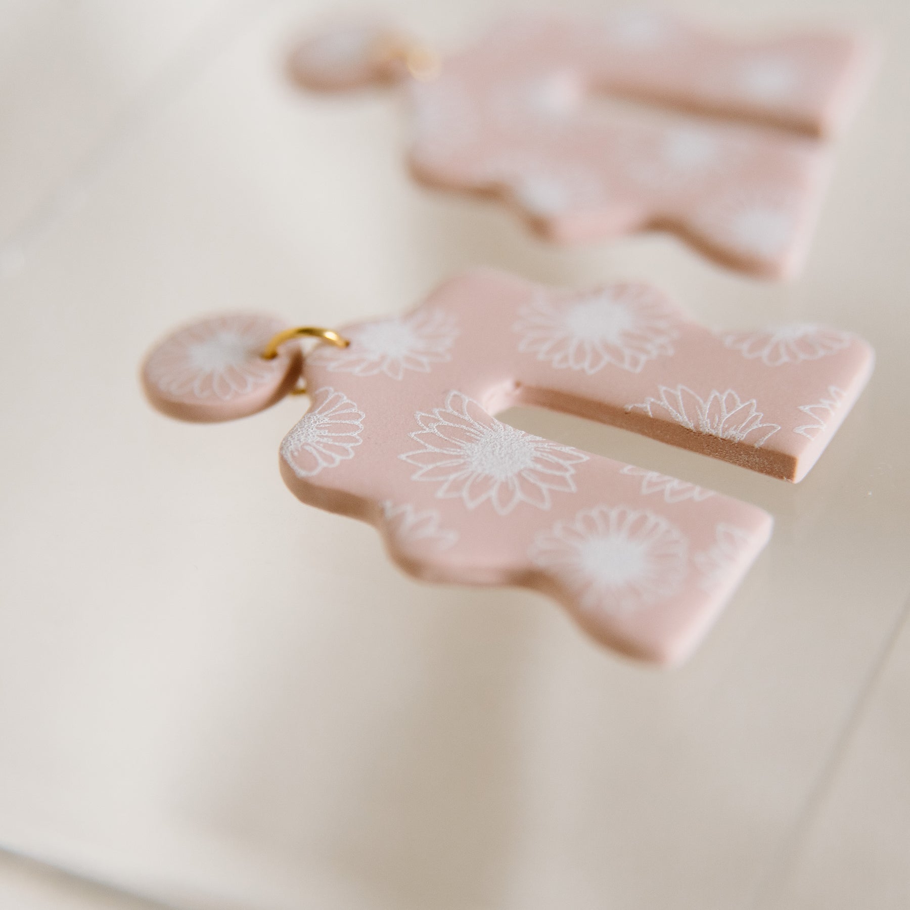 Squiggle Arched Pink Daisy Earrings
