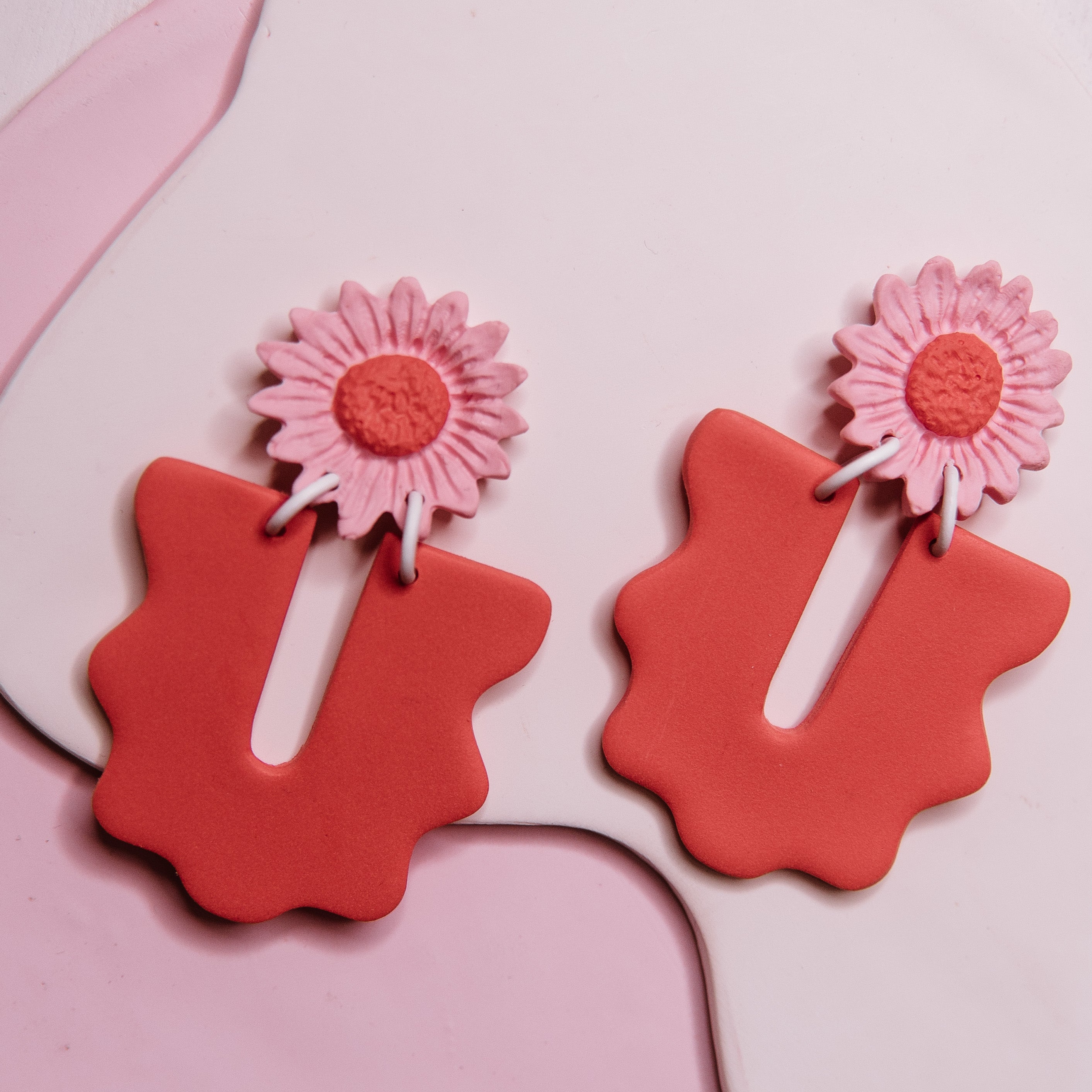 Retro Wavy Daisy Earrings